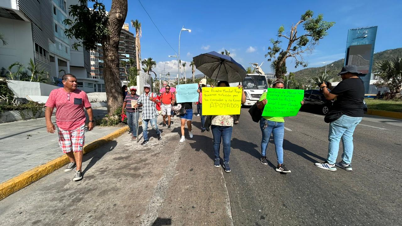 Marchan en Acapulco para exigir apoyos del gobierno federal para afectados por Otis