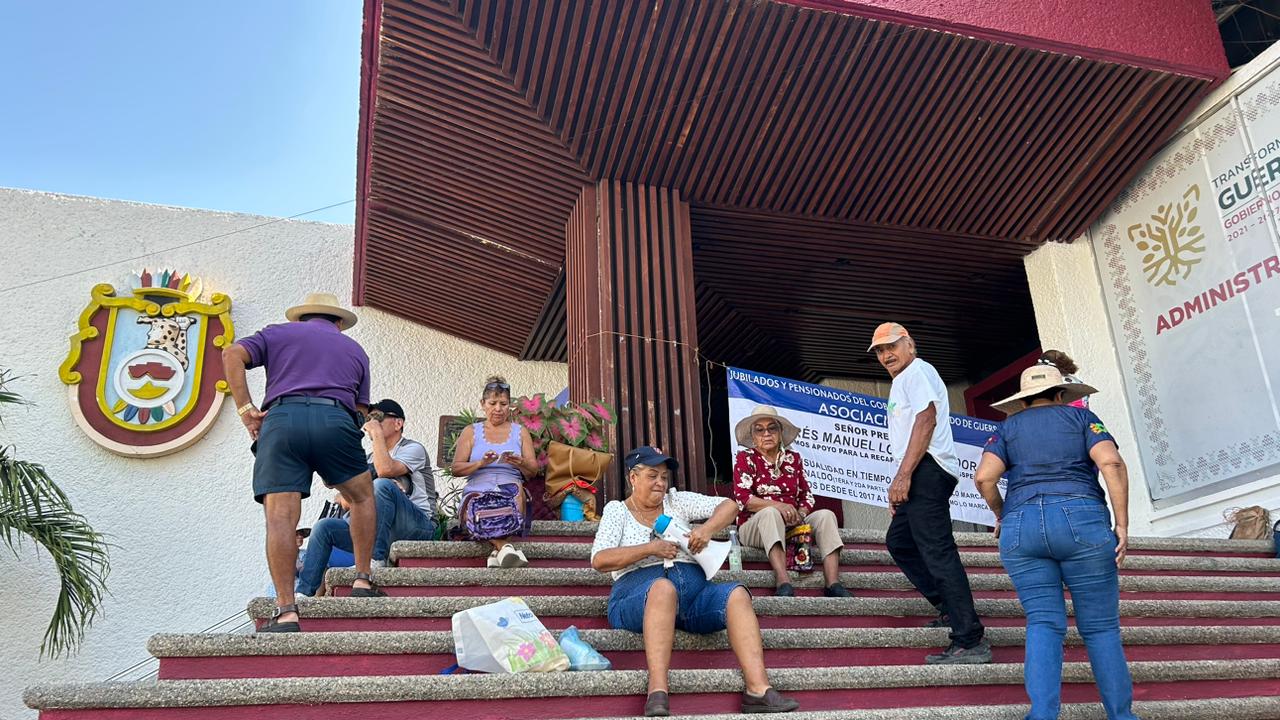 Protestan jubilados en oficinas de la Sefina en Acapulco; exigen pagos