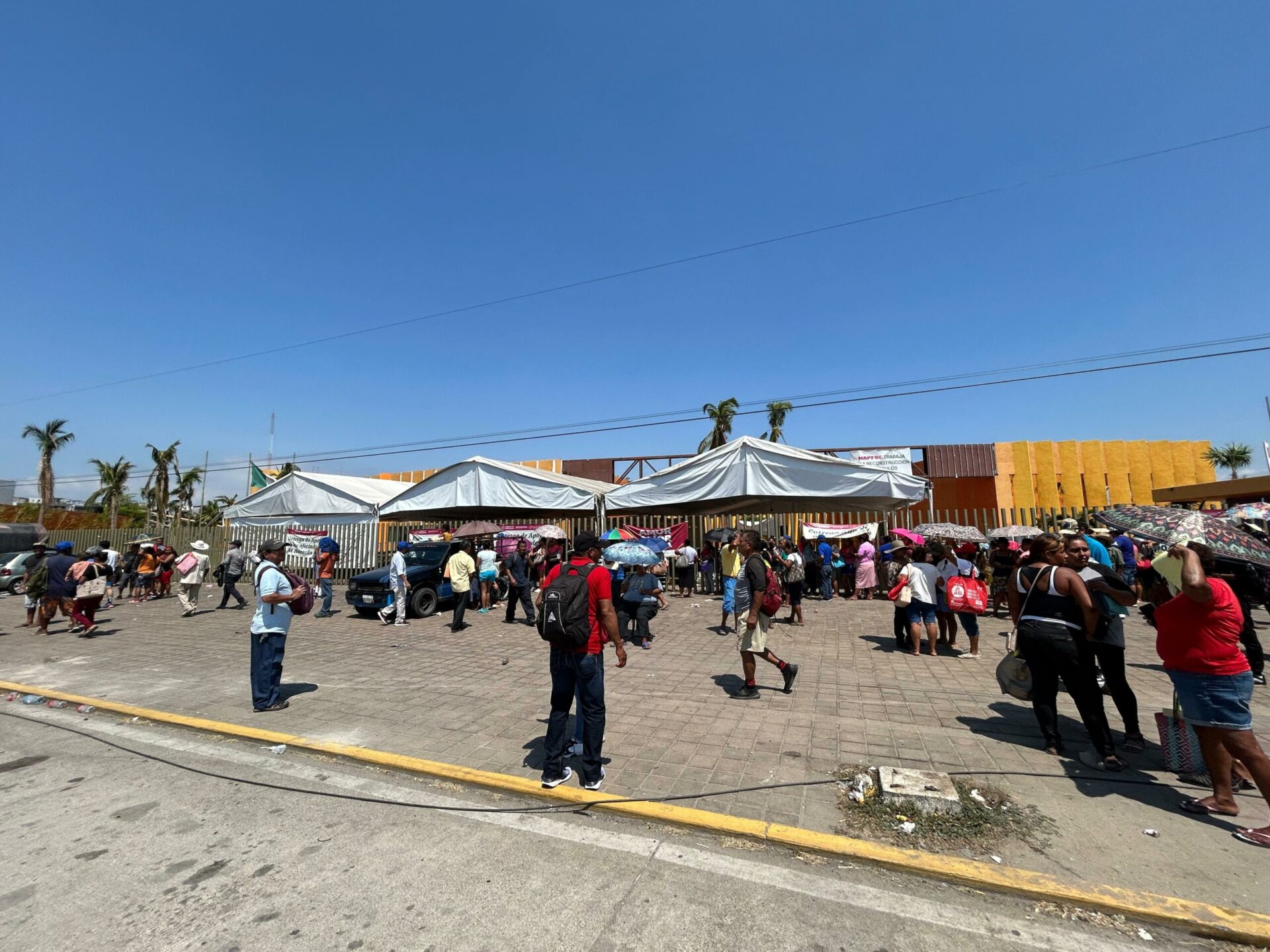 Retiran damnificados bloqueo en el bulevar de Las Naciones