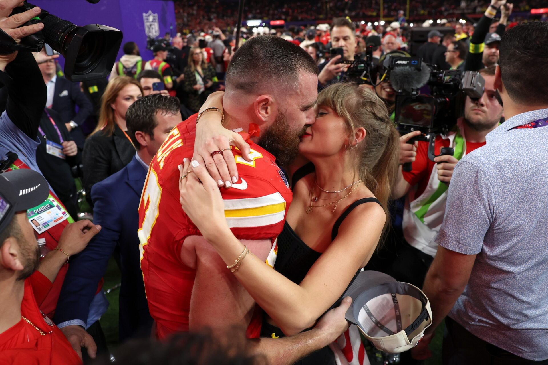 Taylor Swift y Travis Kelce celebran con beso triunfo de los Chiefs en el Super Bowl