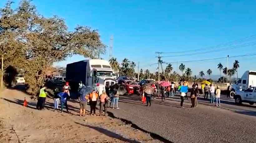 Padres de familia bloquean la carretera Zihuatanejo-Lázaro Cárdenas