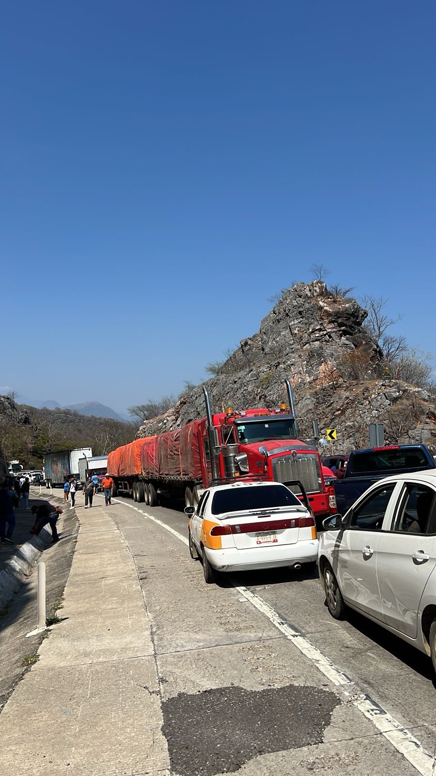 Cierran un sentido de autopista del Sol por accidente automovilístico