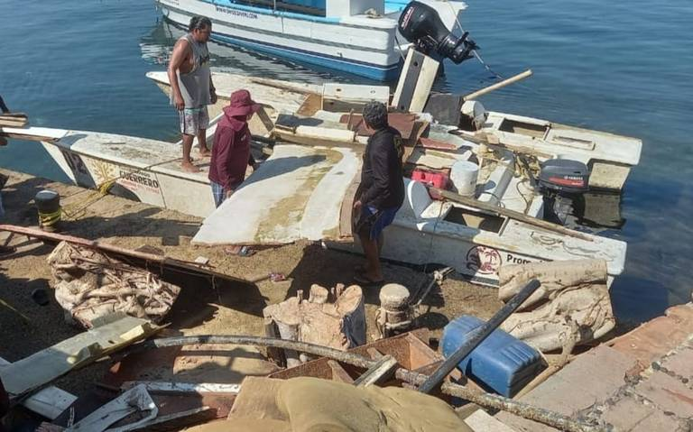 Mar de fondo en Acapulco expulsa toneladas de escombro a la superficie