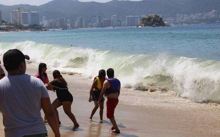 Gobierno de Acapulco emite aviso preventivo por incremento de oleaje