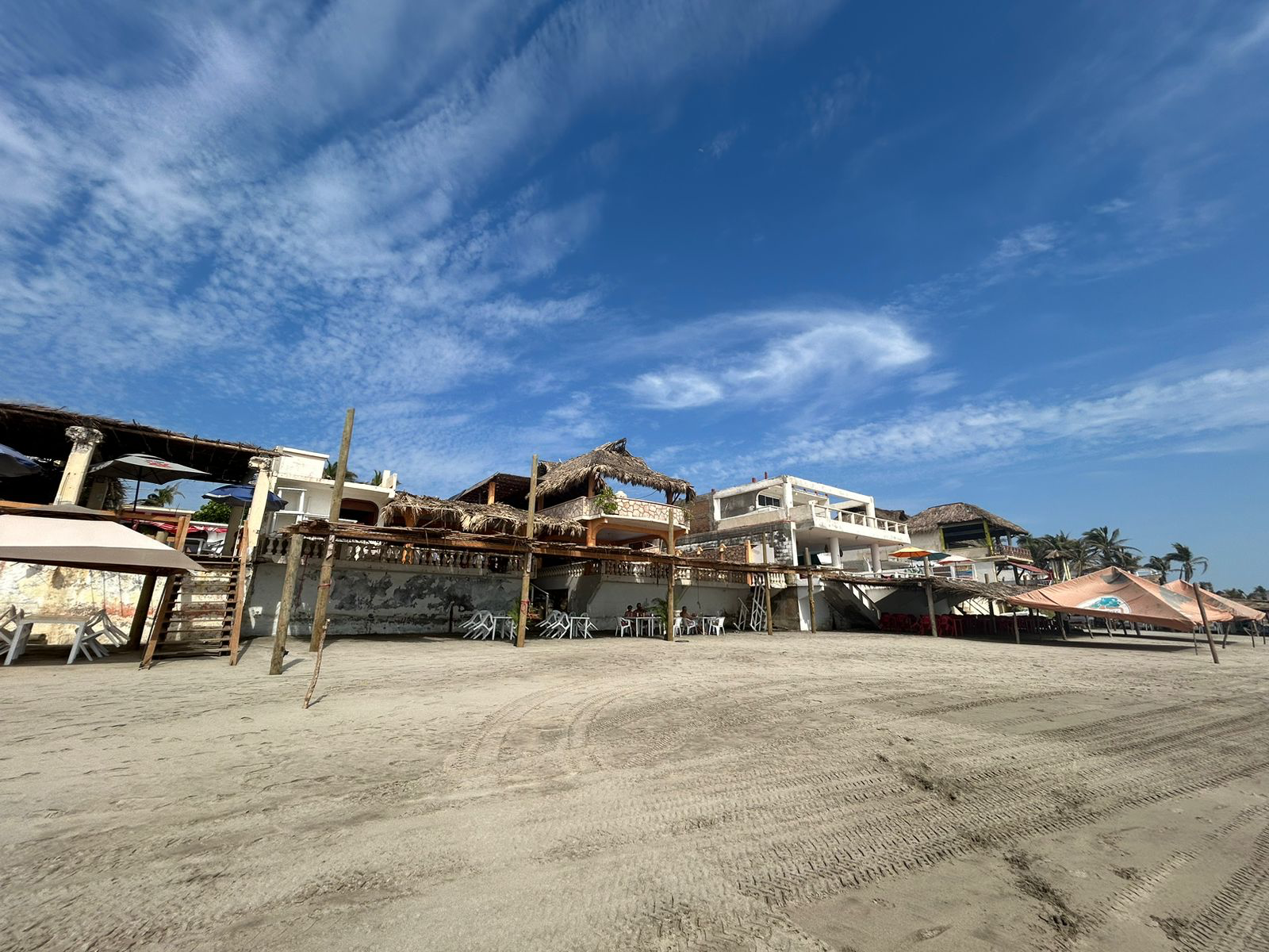 Restaurantes de playa Bonfil están en un 60% de reconstrucción después del huracán Otis