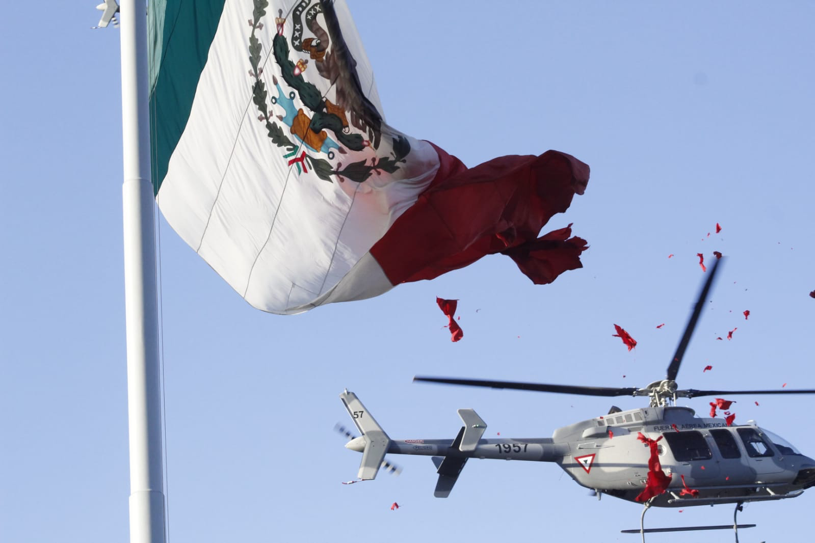 Video: Helicóptero en pleno vuelo corta la bandera de México