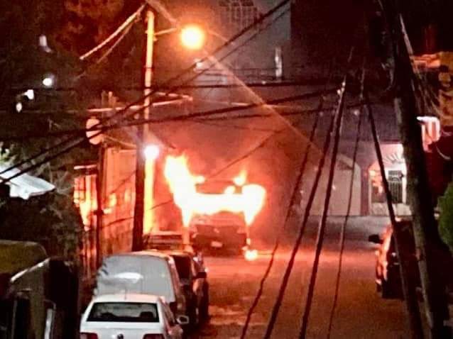 Personas desconocidas incencian urban del servicio público en Chilpancingo