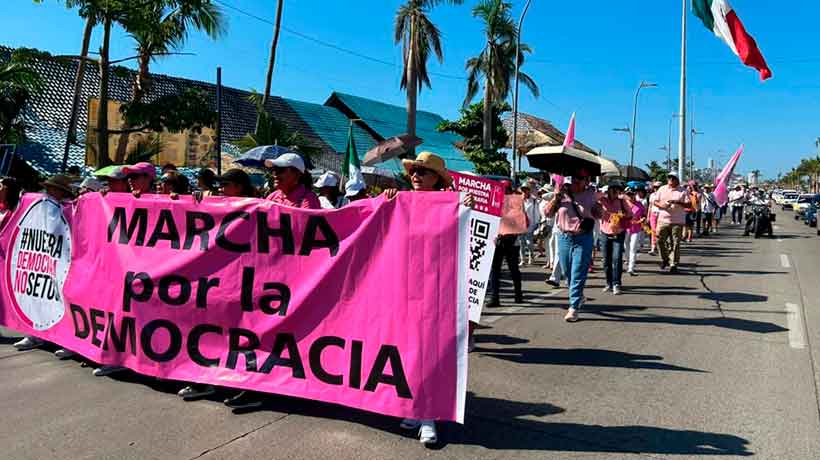Participan cerca de 300 personas en “Marcha por la Democracia” en Acapulco