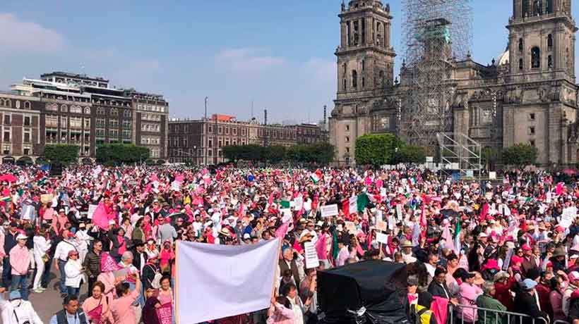 Marcha por la Democracia abarrota zócalo de la Ciudad de México