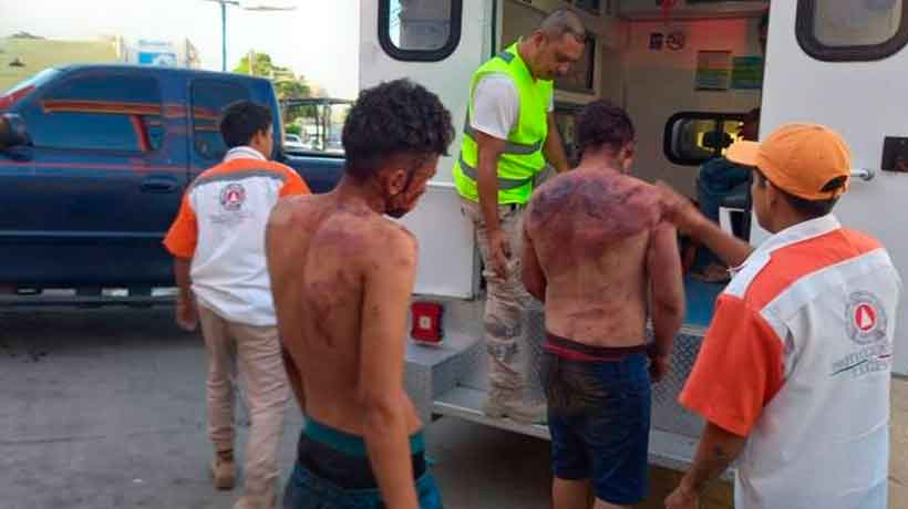 Roban con violencia camioneta a turistas de Edomex en Tecpan