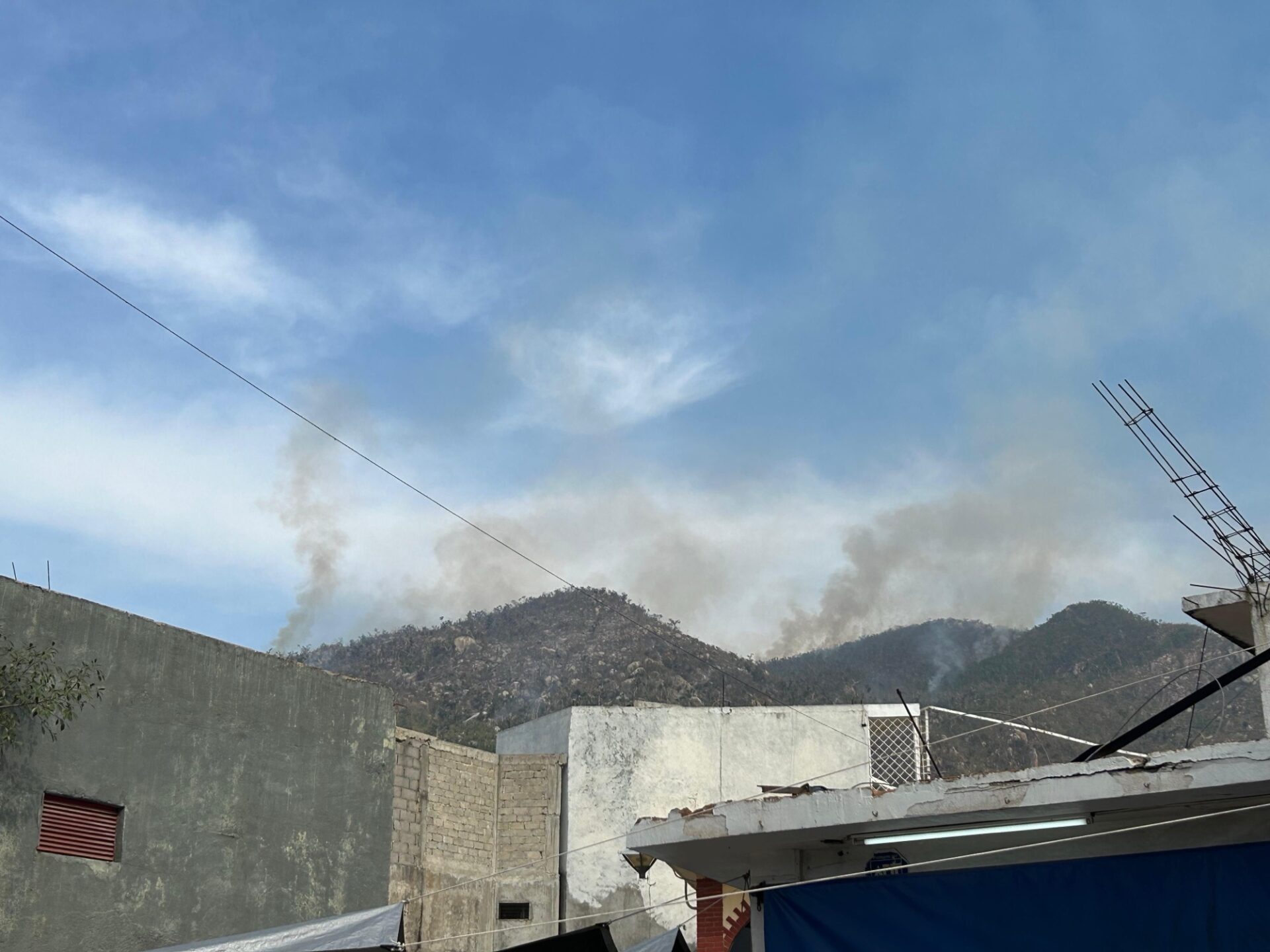 CONAFOR gestiona helicóptero para sofocar el incendio del cerro de los dragos