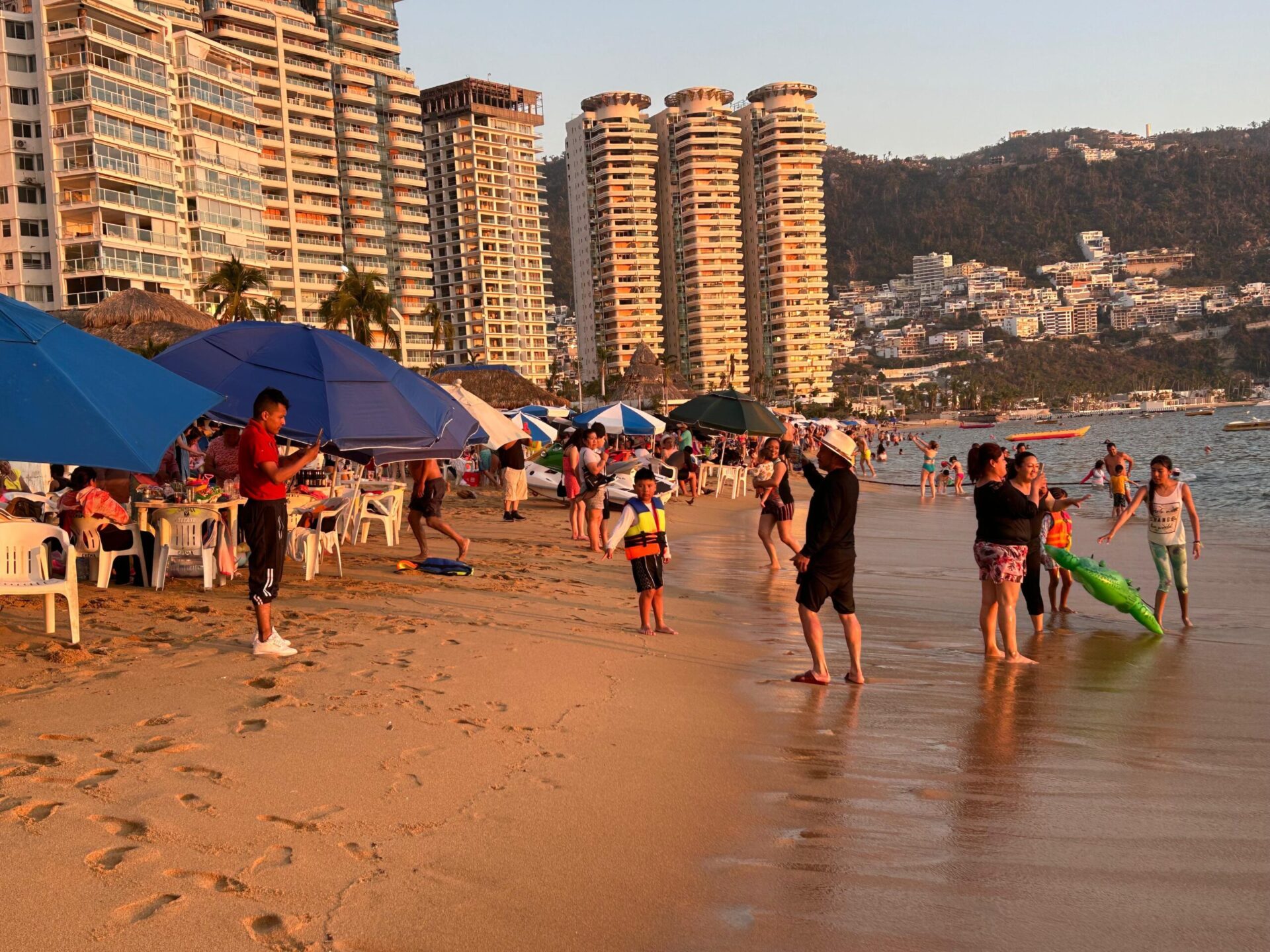 “Ya te la sabes”; denuncian altos cobros de mobiliario de playa en Acapulco