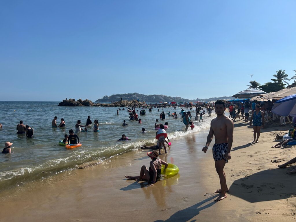 Turistas disfrutan de las playas de Acapulco en Semana Santa