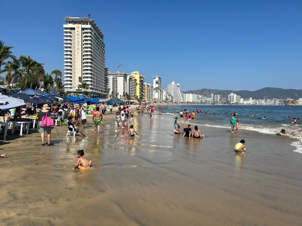 Turistas disfrutan de las playas en Acapulco