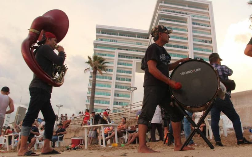 El alcalde de Mazatlán anunció medidas para regular la música sinaloense en la playa