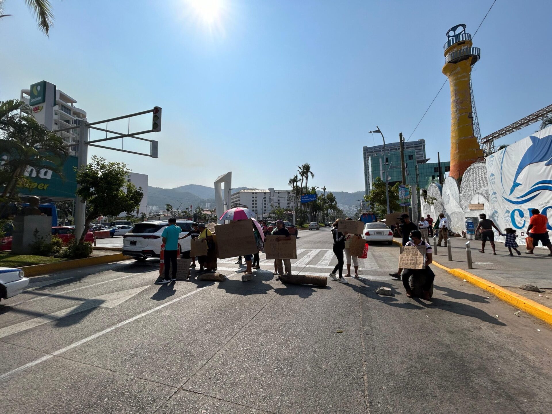 Bloqueo en la Costera de Acapulco: Damnificados exigen entrega de enseres
