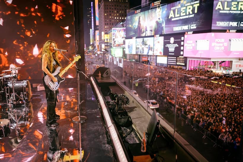 ¡Aulló la loba en Times Square! Asisten miles a concierto gratuito de Shakira en NY