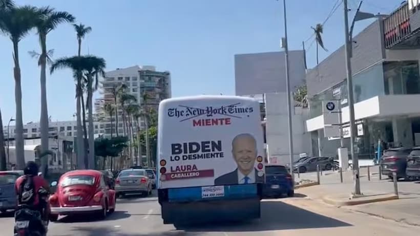 VIDEO: Circula en Acapulco camión con mensaje contra The New York Times