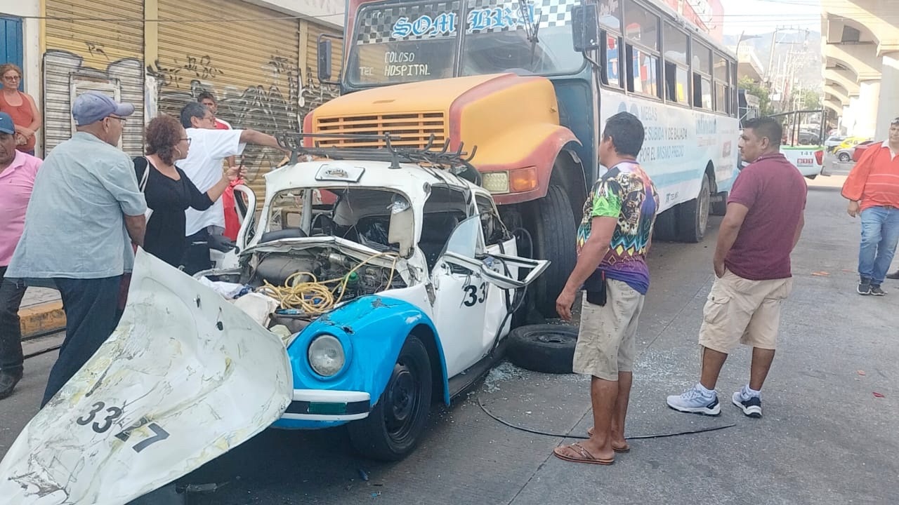 Camión sin frenos embiste unidades de transporte público en Acapulco