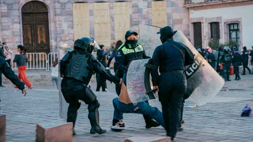 Feministas piden destitución de funcionarios por uso de fuerza desmedida de policías en Zacatecas