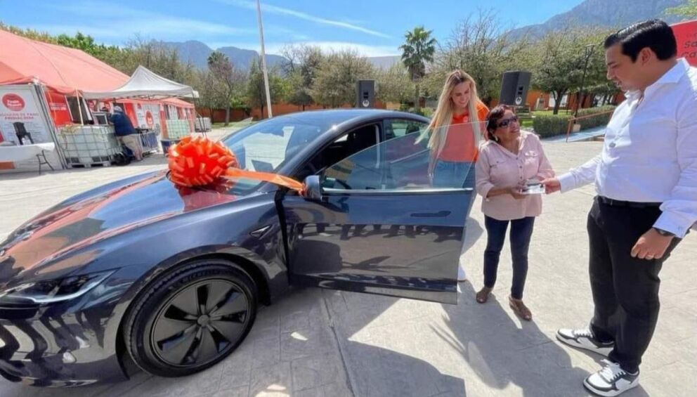Mujer ganó un auto Tesla en concurso por pagar predial y el municipio le quita el premio