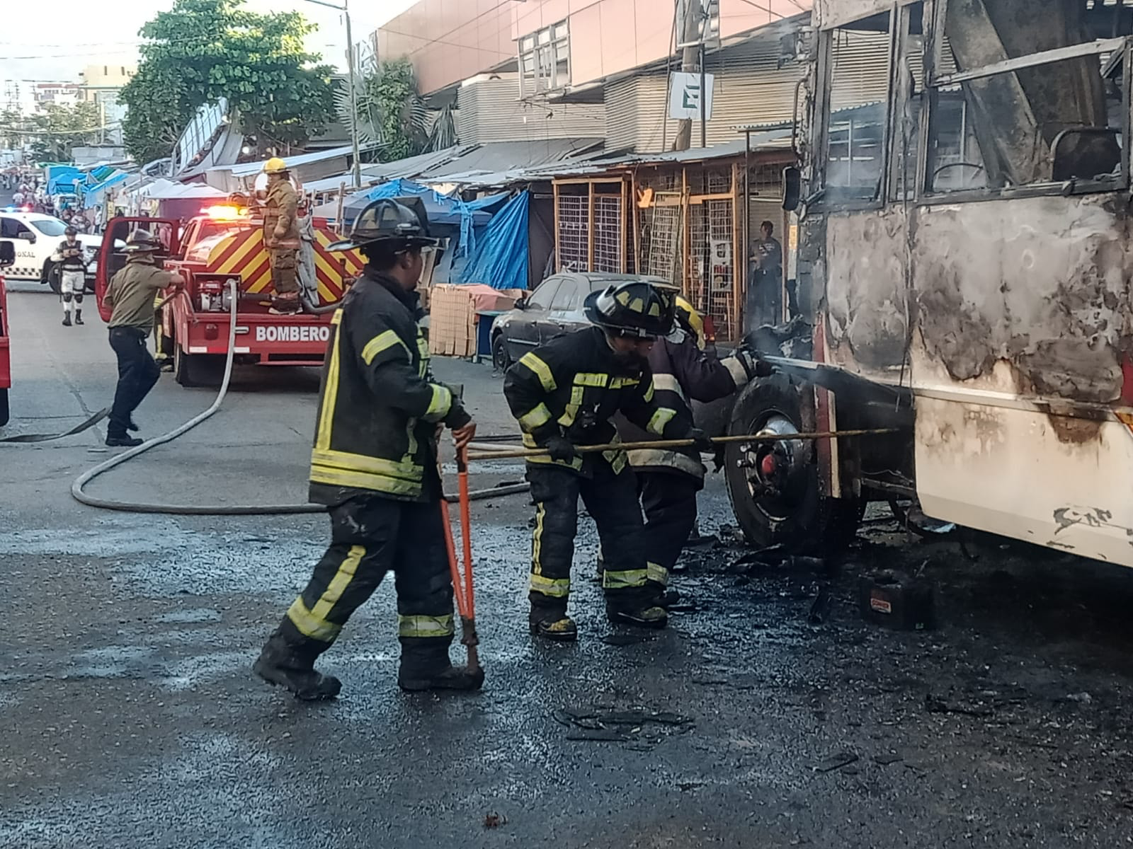 Se incendia camión de transporte público en Acapulco