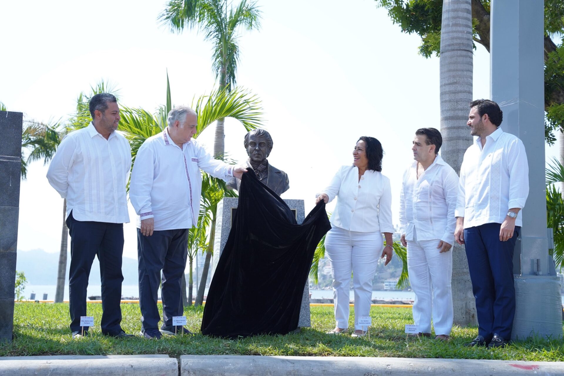 Develan busto de Alexander Von Humboldt en el parque de La Reina de Acapulco