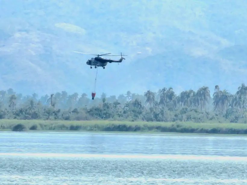 Helicóptero de la Fuerza Aérea Mexicana se suma a control de incendios en Acapulco