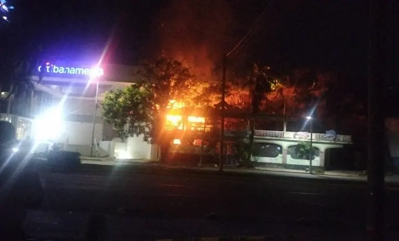 Incendio consume restaurante abandonado en Acapulco