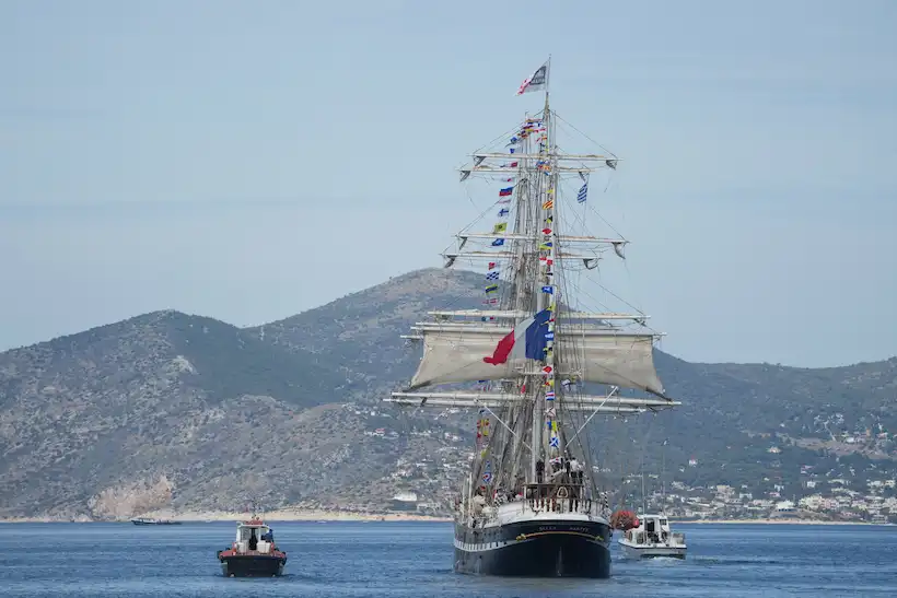 Inicia llama olímpica su viaje a París; salió de Grecia en el velero Belem