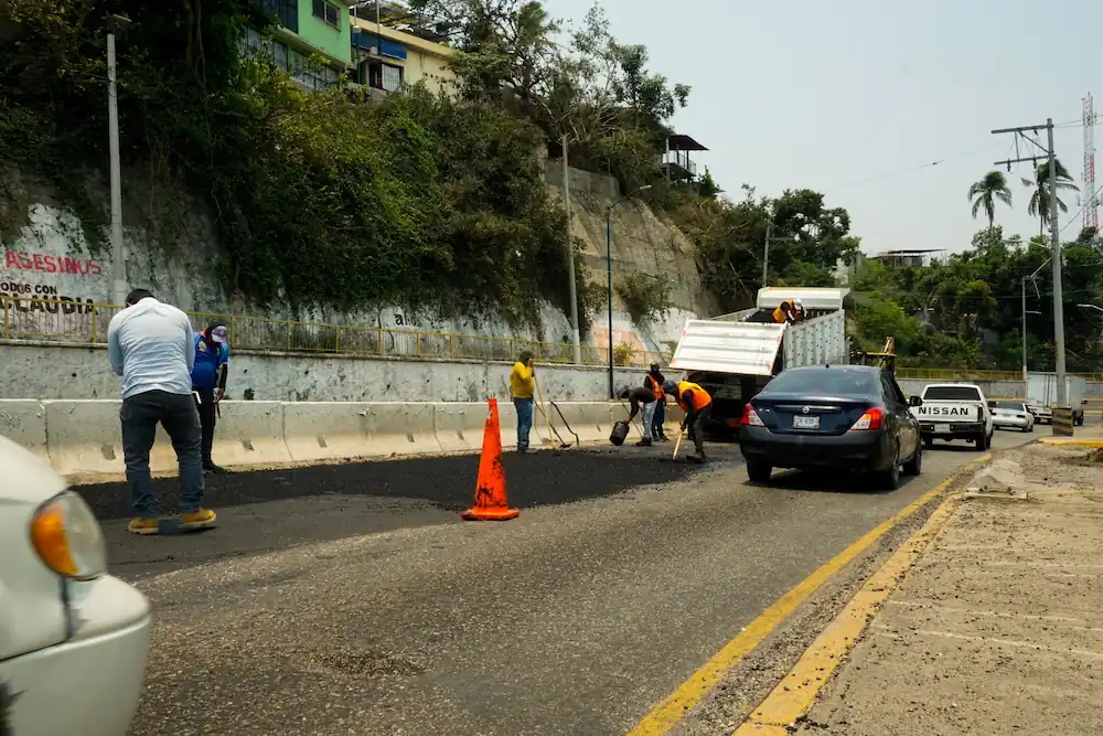 Mejoran calles y avenidas de Acapulco con programa de bacheo