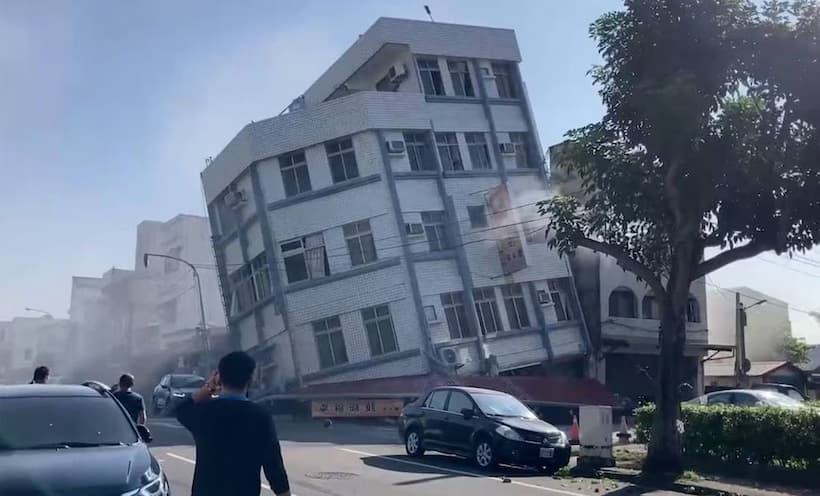 Un poderoso terremoto provocó el colapso de decenas de edificios en Taiwán