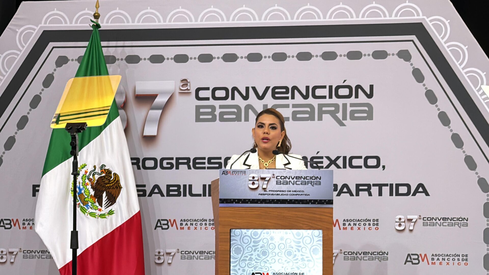 Evelyn Salgado clausura 87 Convención Bancaria en Acapulco