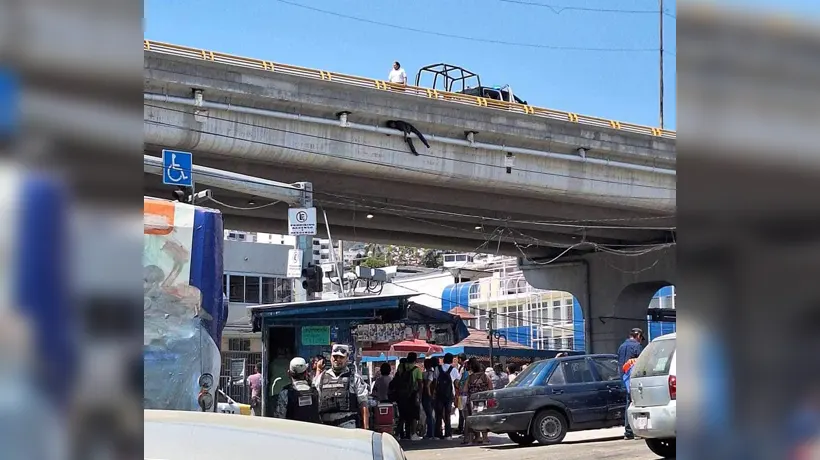Hombre en presunto estado de ebriedad, se arroja  del puente Bicentenario