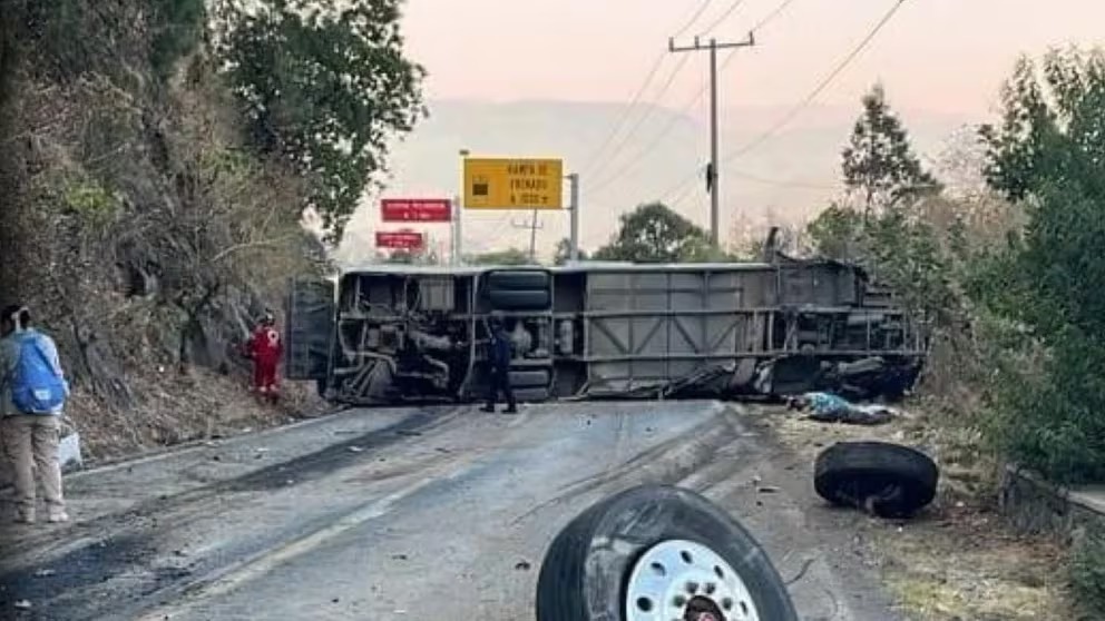 Vuelca autobús de peregrinos en Malinalco; hay 14 fallecidos
