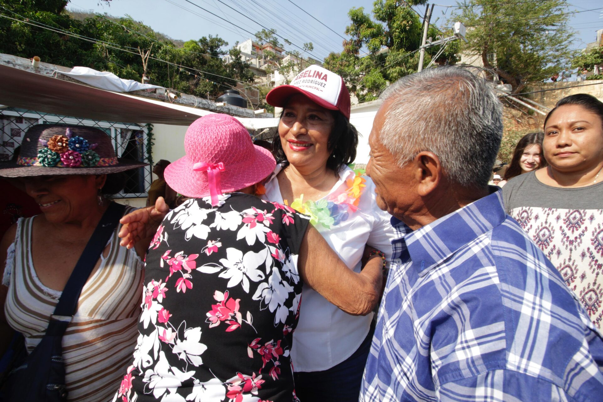 Encabeza Abelina López marcha de colonos de Acapulco