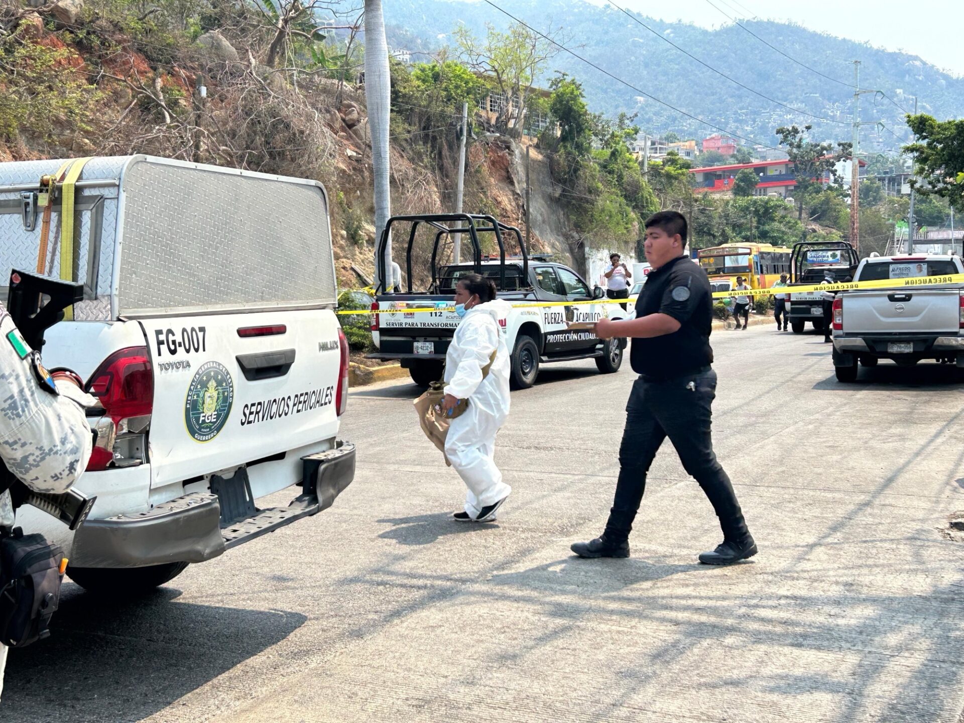 Localizan 3 cuerpos en camioneta en colonia Alianza Popular