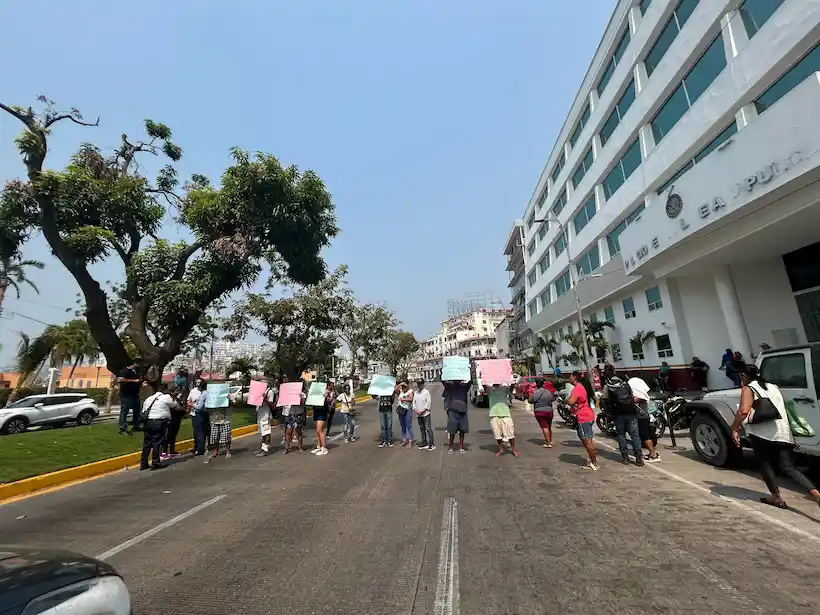 Bloquean acapulqueños la Costera en demanda de agua potable