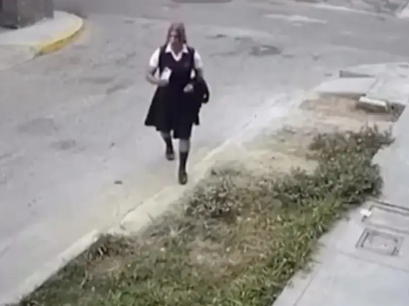 VIDEO: Hombre se disfraza de colegiala para acosar menores en Perú