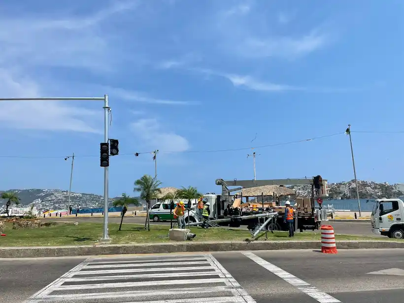 Instalan semáforos en la Costera de Acapulco