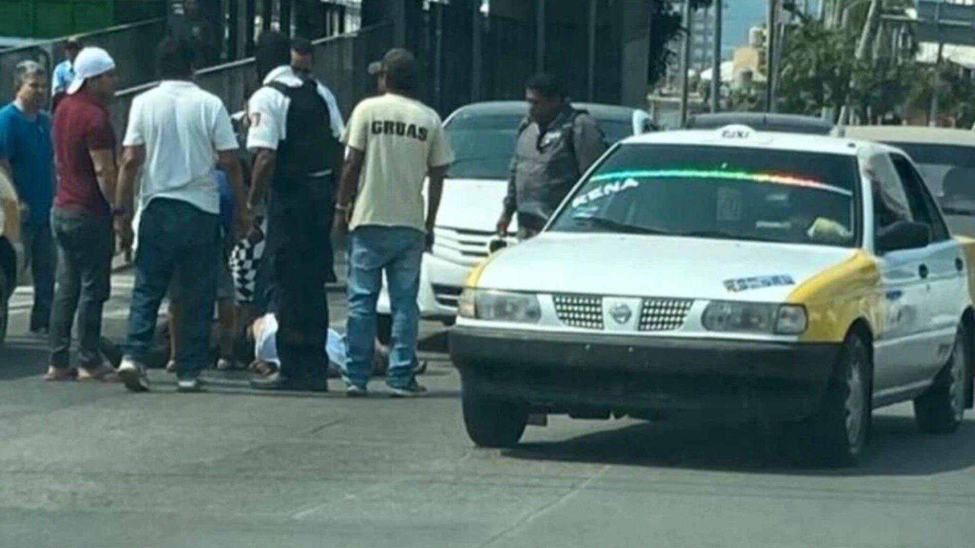 Taxi atropella a señor de la tercera edad en Acapulco