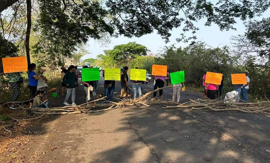 Exigen con bloqueo en carretera obras para pueblo de Chilpancingo