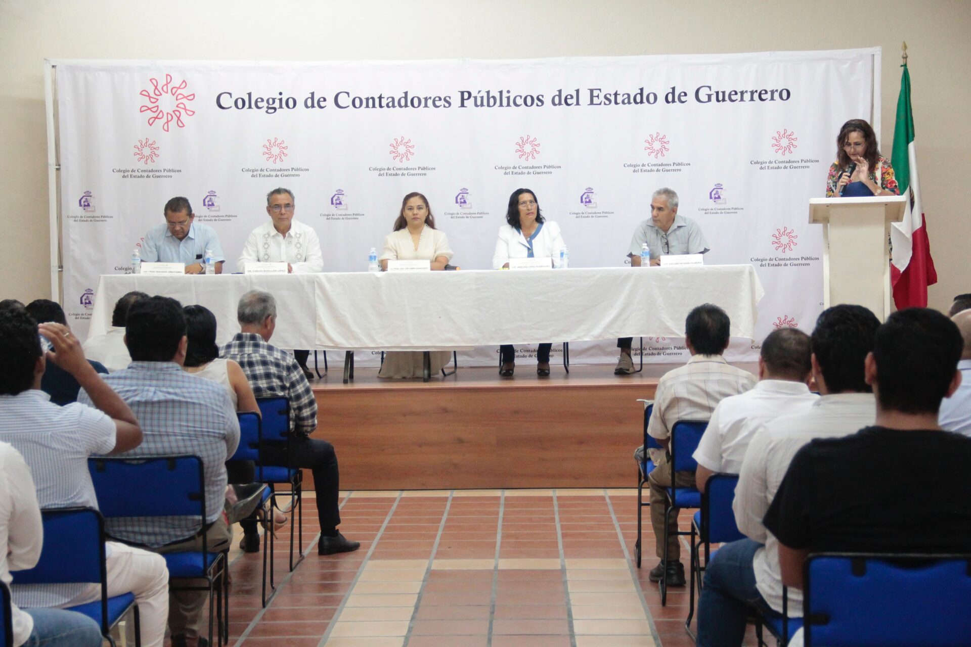 Abelina López Rodríguez se comprometa trabajar de la mano con contadores públicos