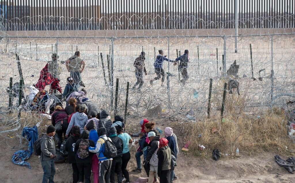 Migrantes en la frontera de México denuncian agresiones por parte de guardias texanos