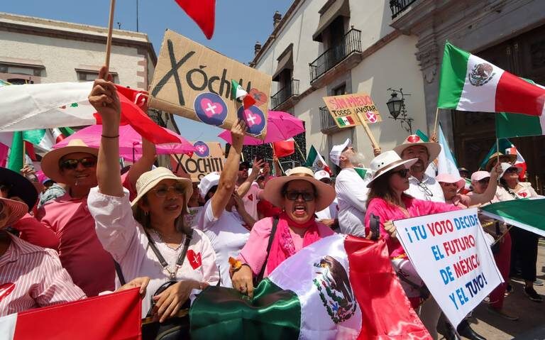 Marea Rosa llega a Plaza de Armas en Querétaro