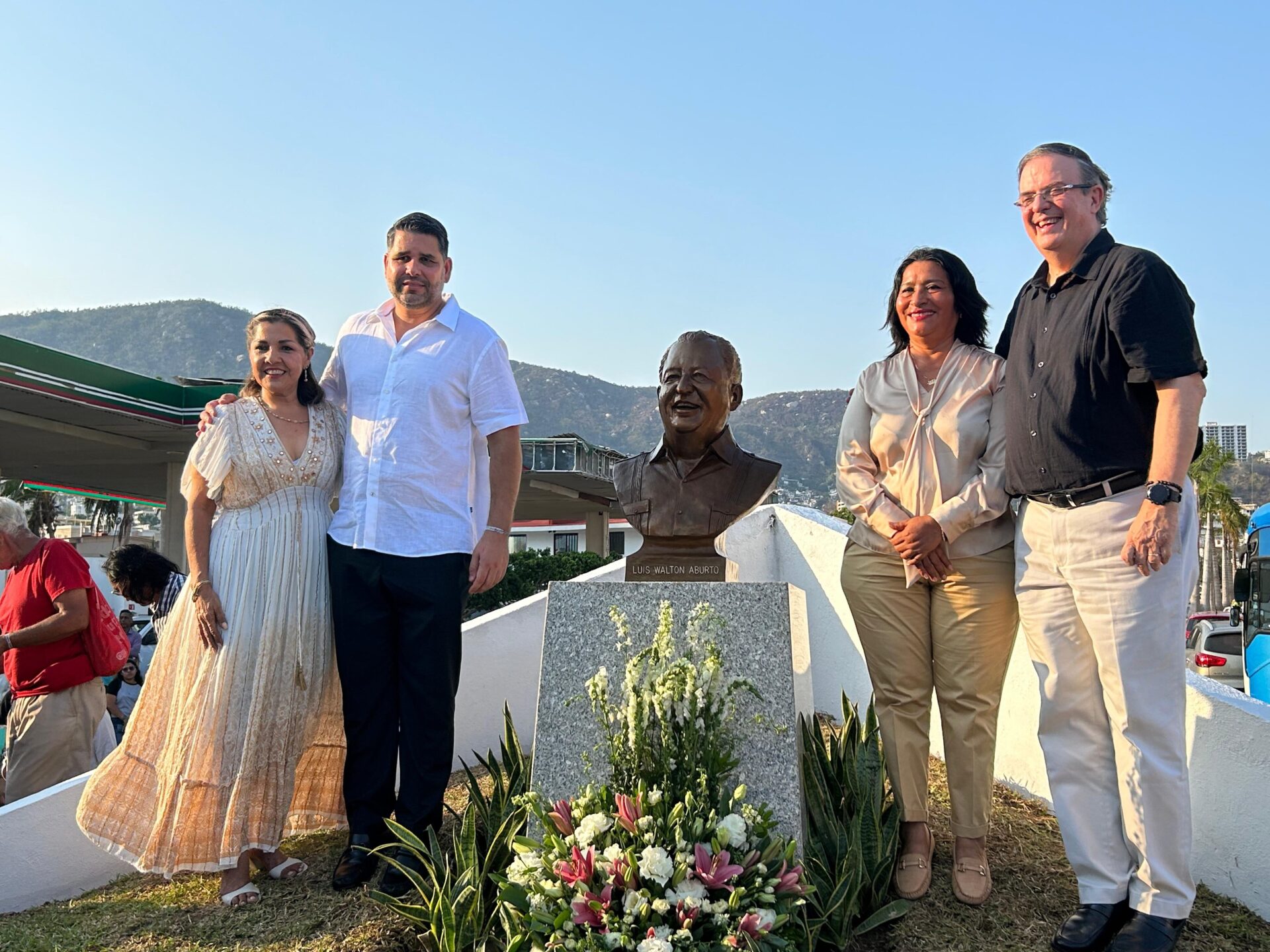 Develan el busto de Luis Walton en la Glorieta de la Diana