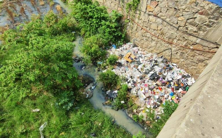 Basura y maleza tapan canales pluviales en Acapulco