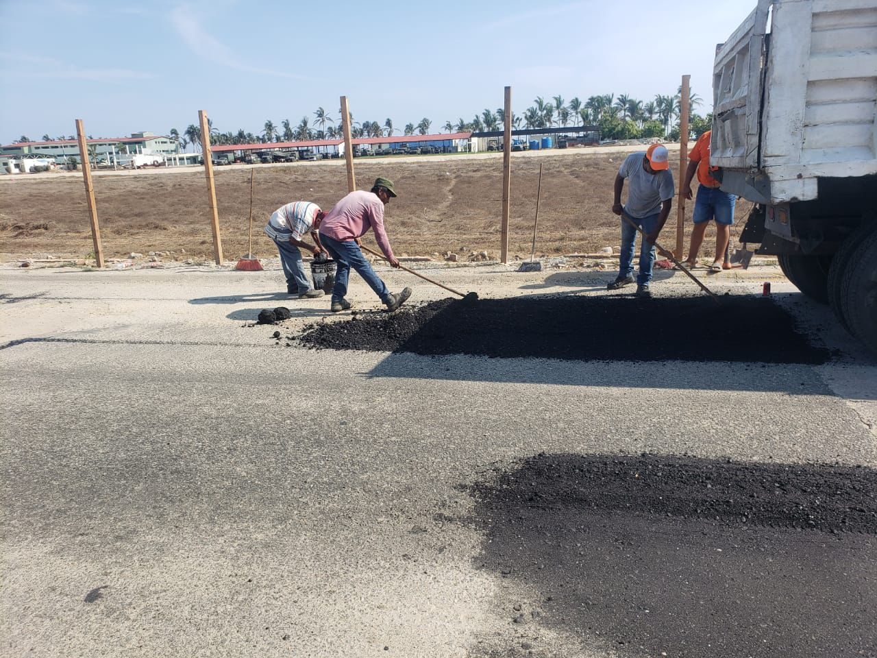 Realizan brigada de bacheo en la Avenida Fuerza Aérea de Acapulco