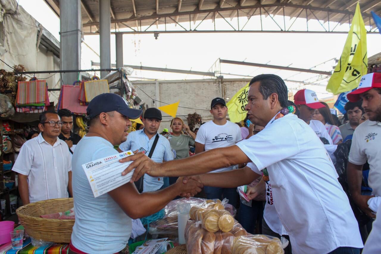 Carlos Granda mercados de Tres Palos y Llano Largo