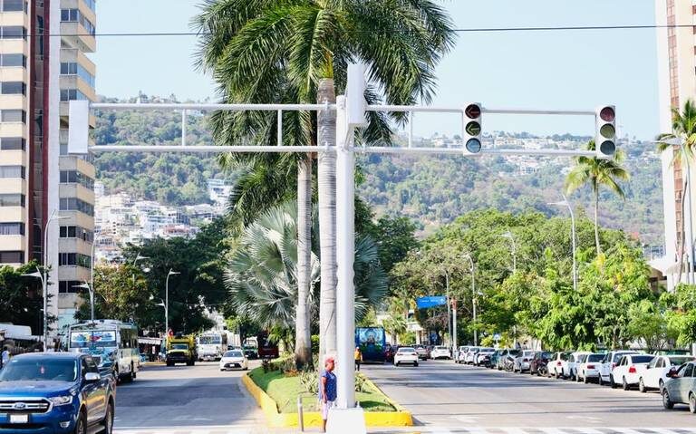 Avanzan trabajos de rehabilitación y reparación de semáforos de Acapulco